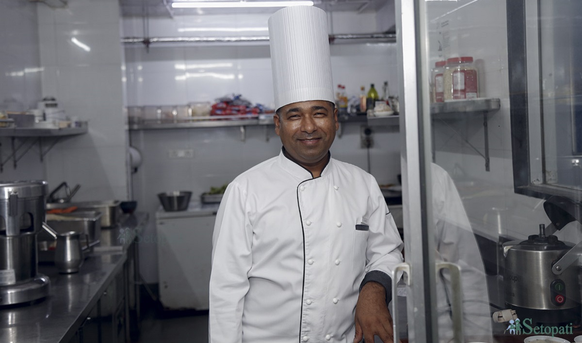 पाँचतारे होटल 'याक एन्ड यती' का एक्जुकेटिभ शू–सेफ रमेश गिरी। तस्बिरः नवीनबाबु गुरुङ/सेतोपाटी 